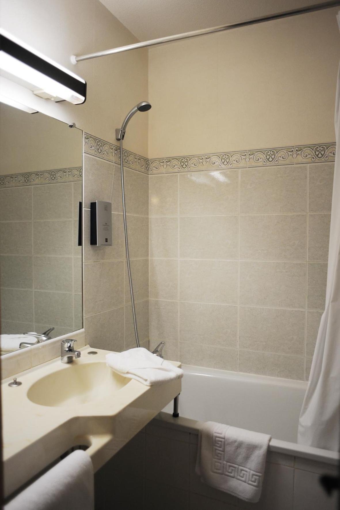 Logis Hotel Horus Restaurant Les Bruyeres Toulenne Екстериор снимка