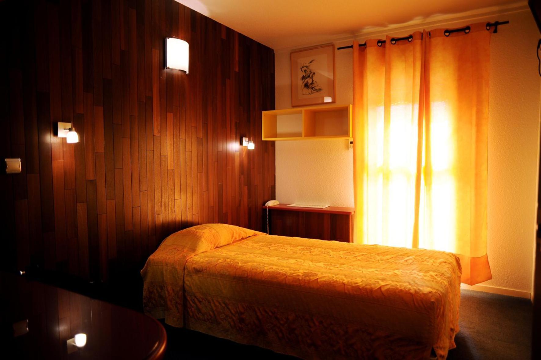 Logis Hotel Horus Restaurant Les Bruyeres Toulenne Екстериор снимка